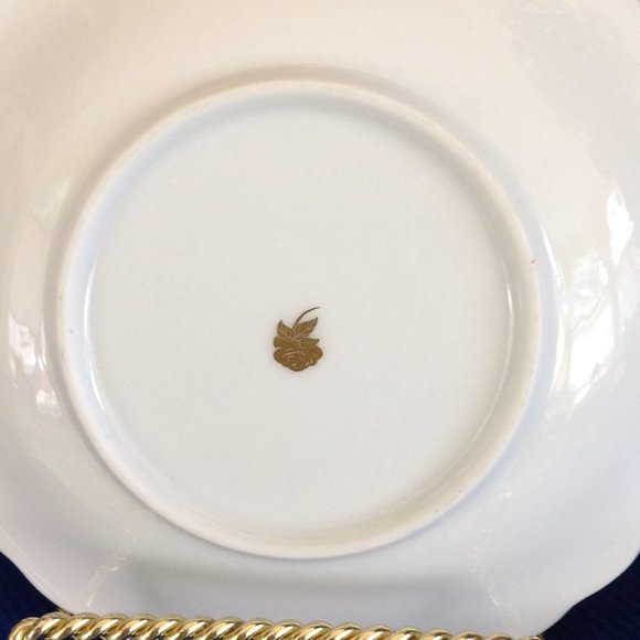 Adorable Vintage Floral Patterned Cup & Saucer with Gold Trim - Picture 5 of 5